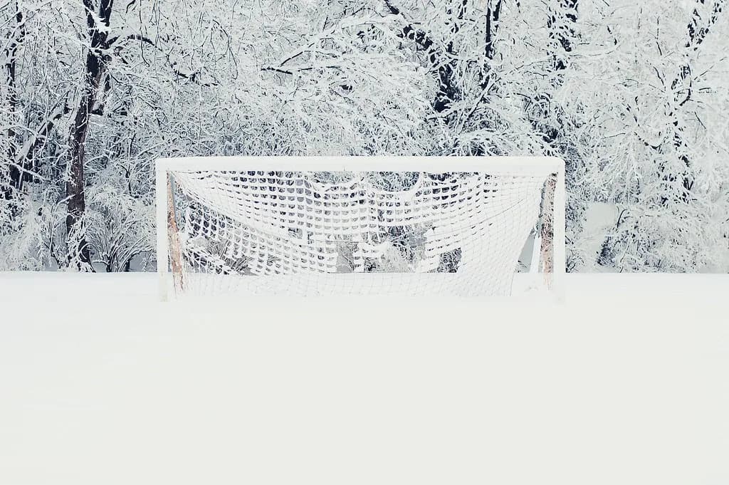 Voetbaldoel op een besneeuwd veld