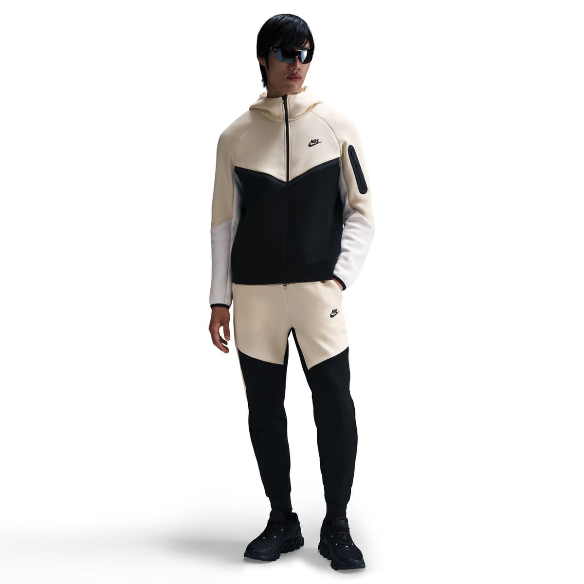 Nike Tech Fleece Sportswear Trainingspak Beige Zwart Gebroken